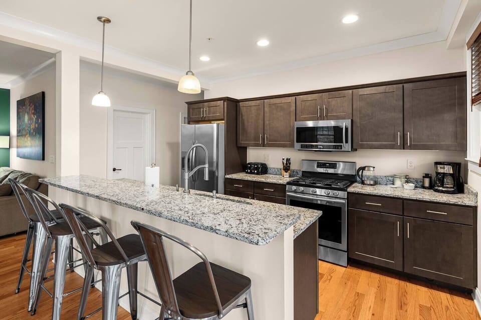 If Going To The `Foodtopia` Of Any Of The Many Restaurants Downtown Has To Offer...  Fully Furnished KItchen Ready To Take On Your Menu!