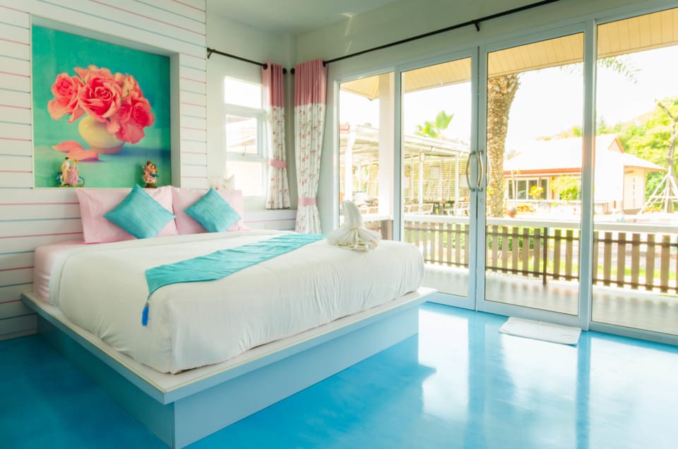 VIP Jacuzzi | Premium bedding, desk, rollaway beds (surcharge), WiFi (free)