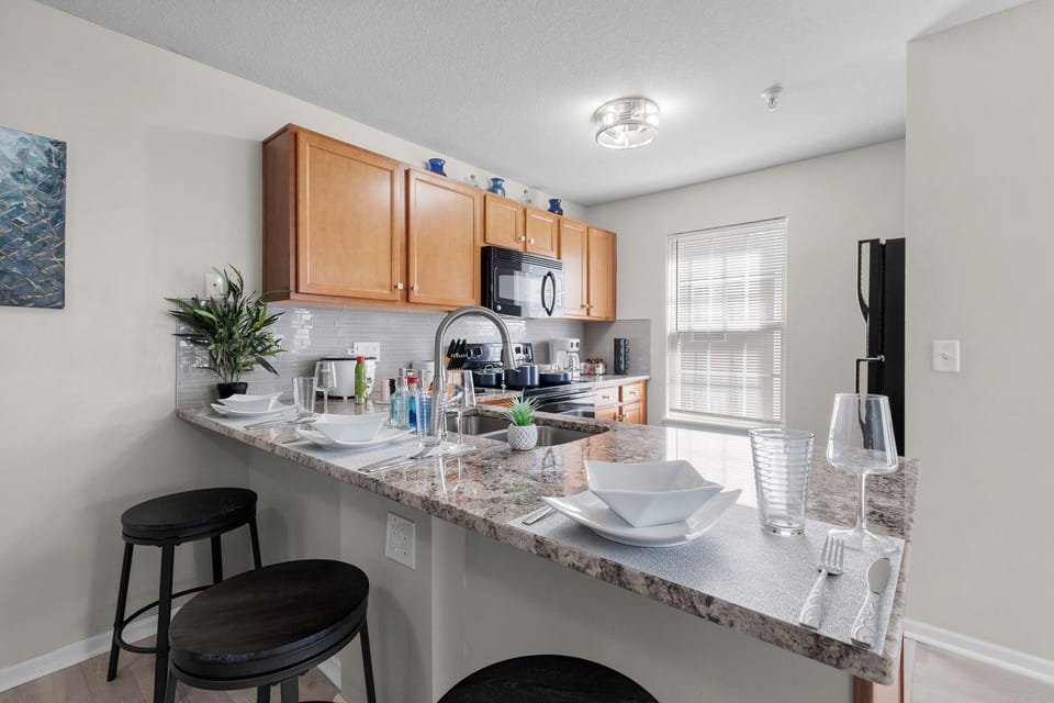 Kitchen with breakfast bar