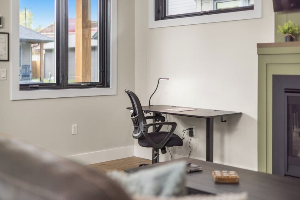 Electric standup desk