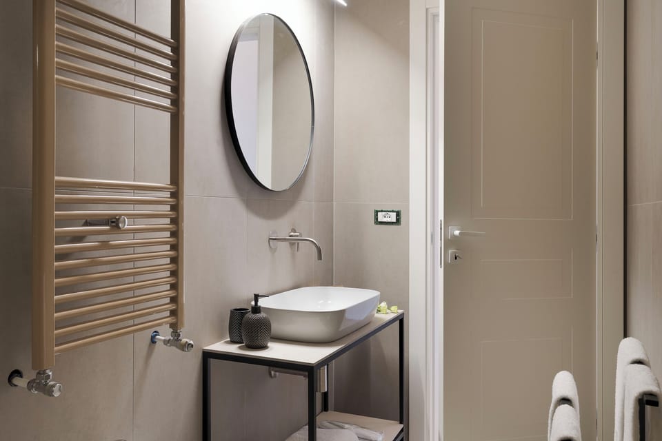 Deluxe Room | Bathroom | Shower, hair dryer, slippers, bidet
