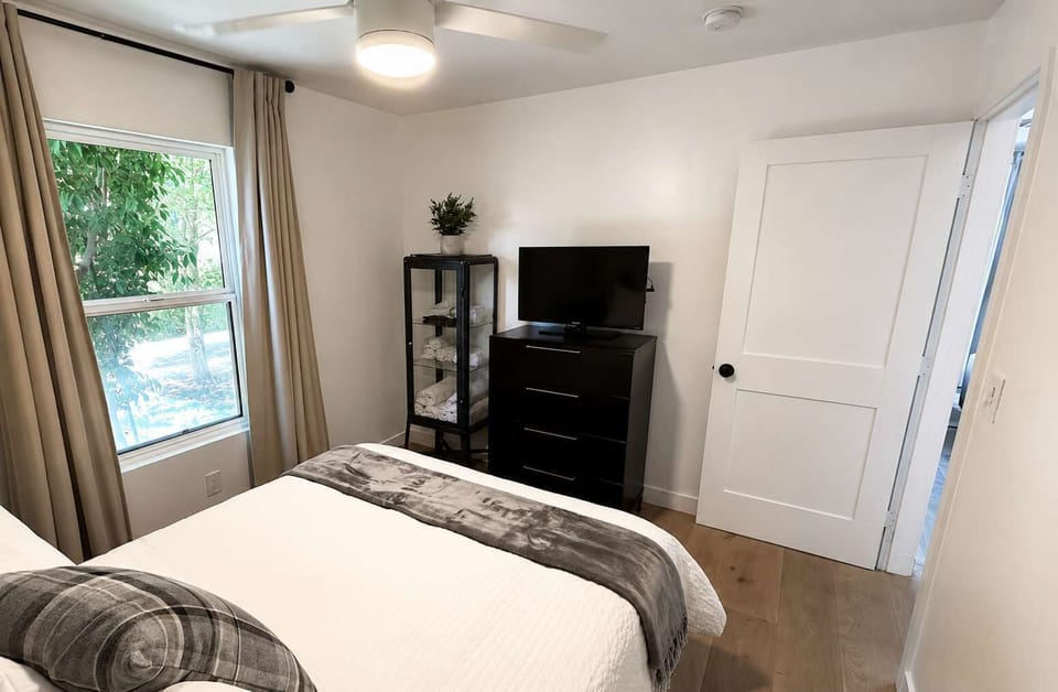 Sometimes the best plans are no plans at all. Stretch out on the comfortable queen bed and enjoy your favorite movies, shows, or sports on the Roku-equipped smart TV.