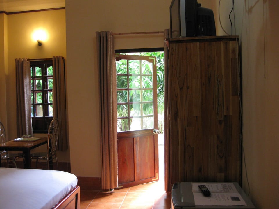 Standard Room, Garden View | Minibar, desk, free WiFi