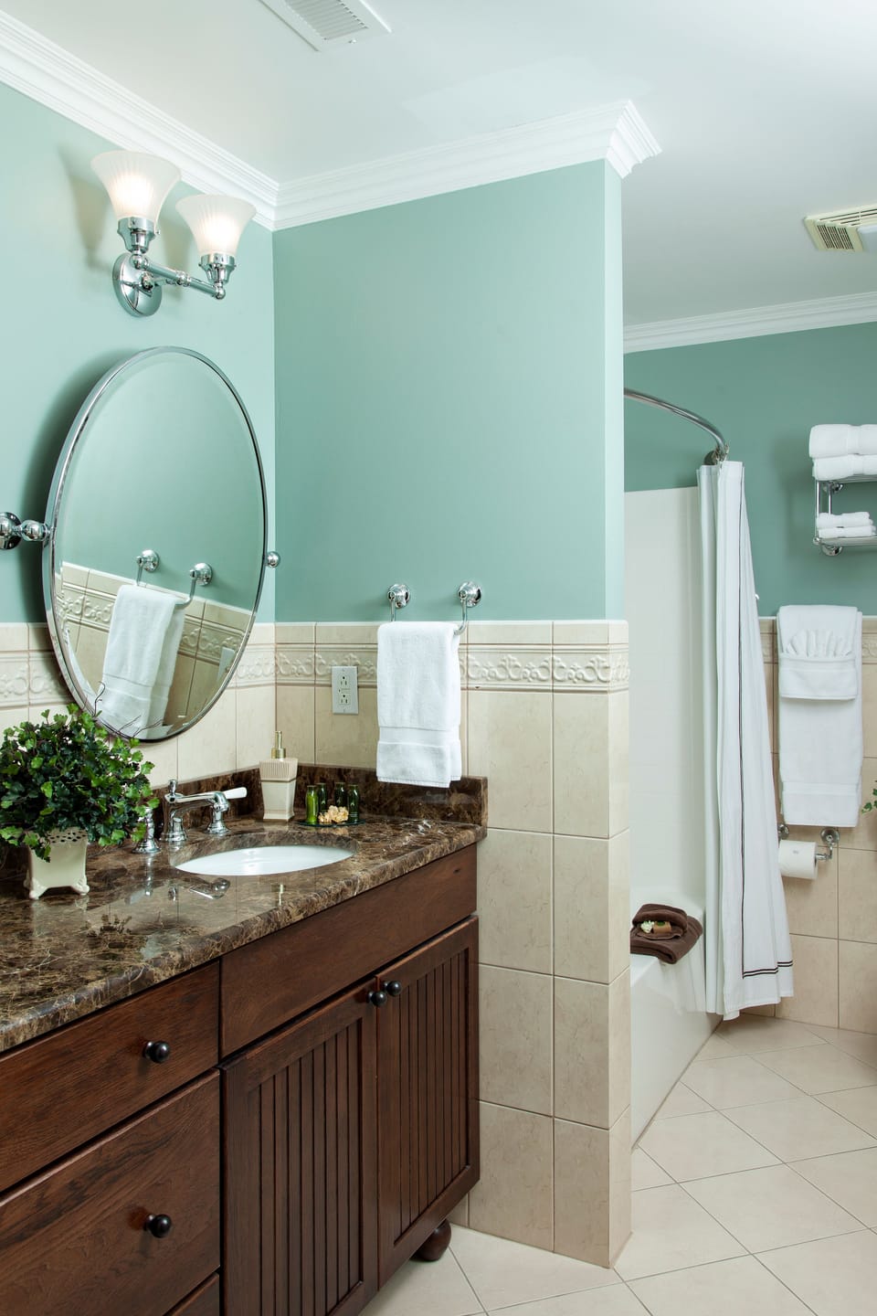 Kathleen | Bathroom | Free toiletries, hair dryer, bathrobes, towels