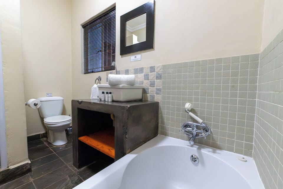 Superior Double Room, 1 King Bed, Garden Area | Bathroom | Free toiletries, towels, toilet paper