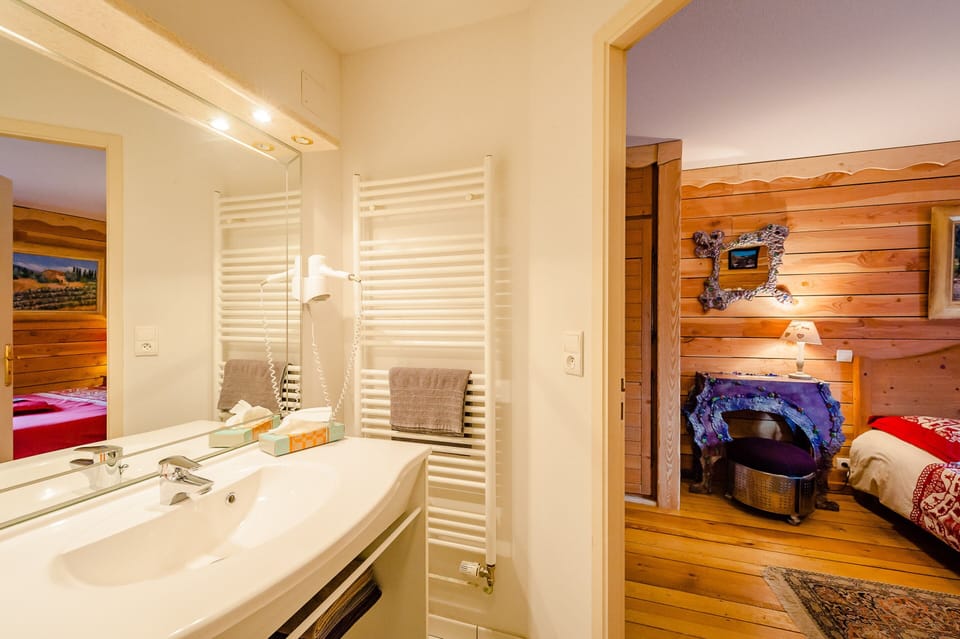 Comfort Double Room, Private Bathroom | Bathroom | Shower, towels