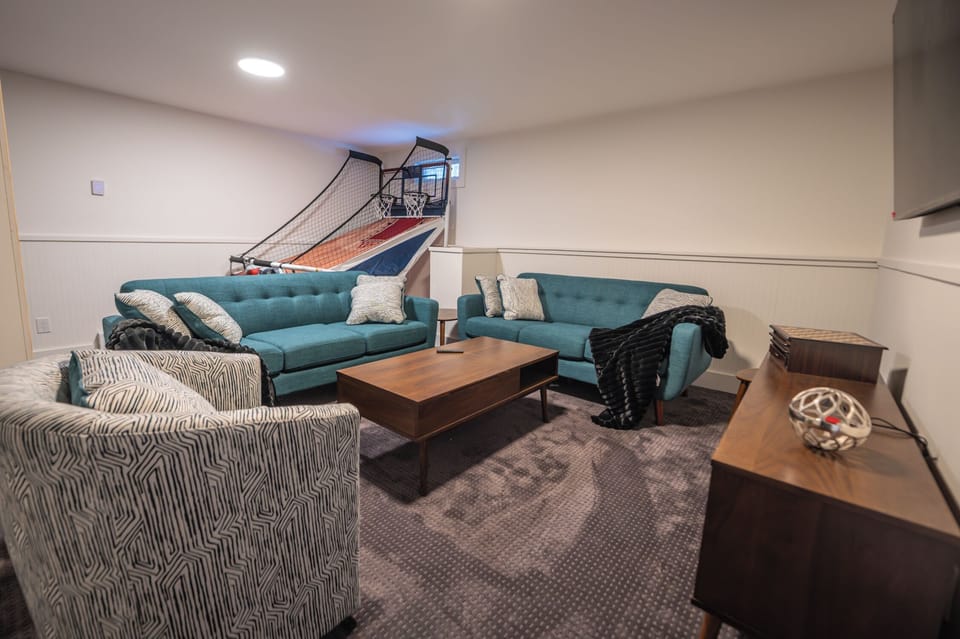 Rec Room. Basketball, smart TV, Nintendo Switch 1 & 2 docking stations