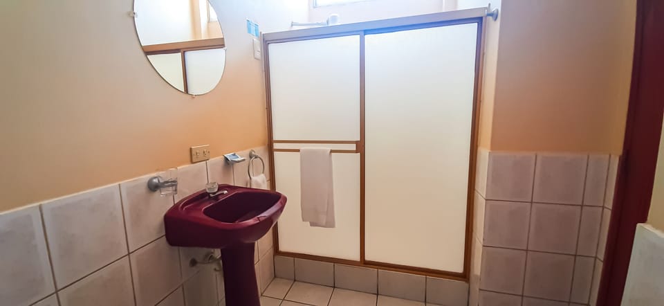 Shower, rainfall showerhead, free toiletries, towels