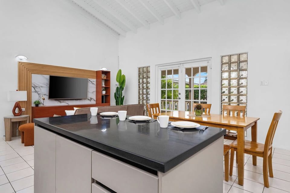 Enjoy a quick bite at the breakfast bar or a full family meal at the six-seater dining table. Perfect for every occasion!