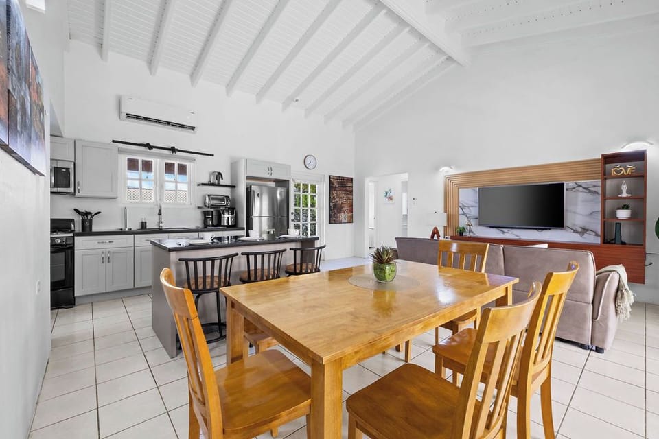 Enjoy a quick bite at the breakfast bar or a full family meal at the six-seater dining table. Perfect for every occasion!