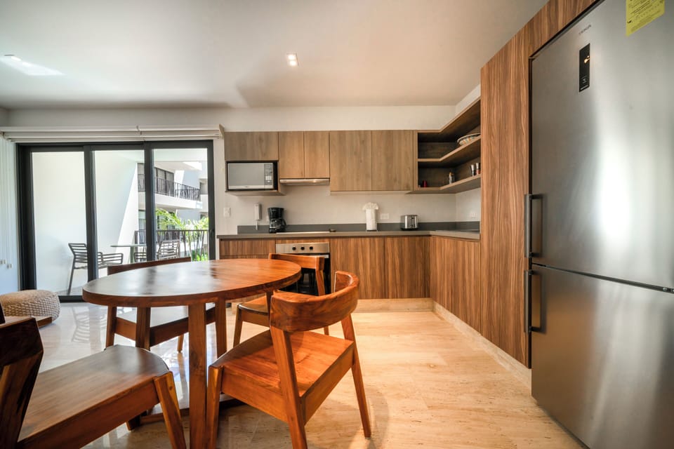 Luxury Apartment, Pool View | Dining room