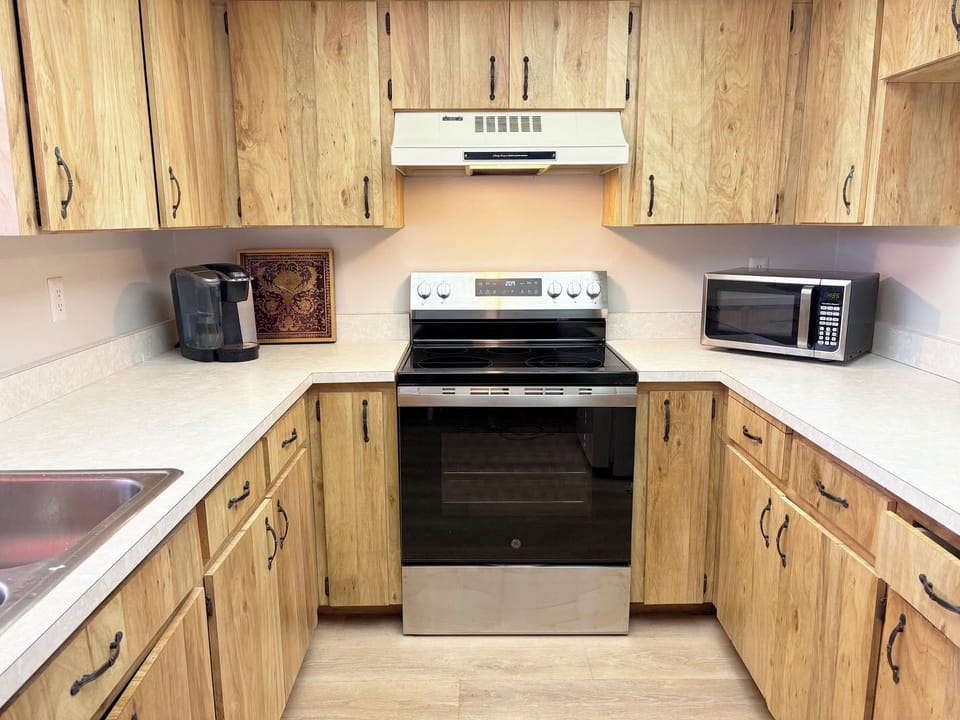 2BR Palm Manor – Pool, Tennis & Clubhouse (6152)
