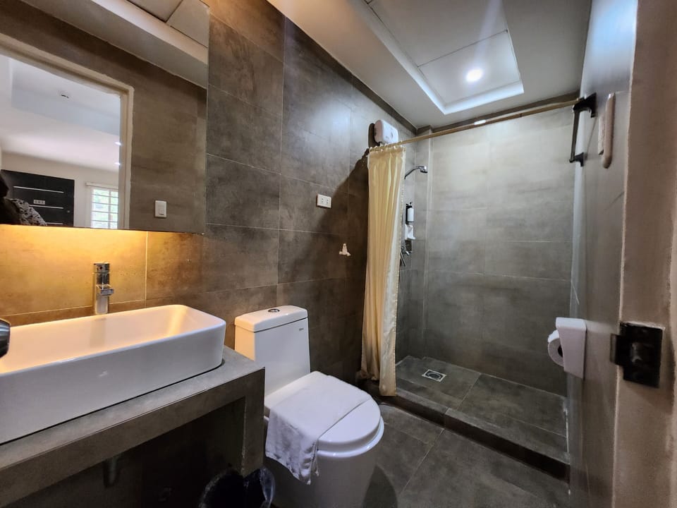 Queen Studio | Bathroom | Shower, rainfall showerhead, free toiletries, soap