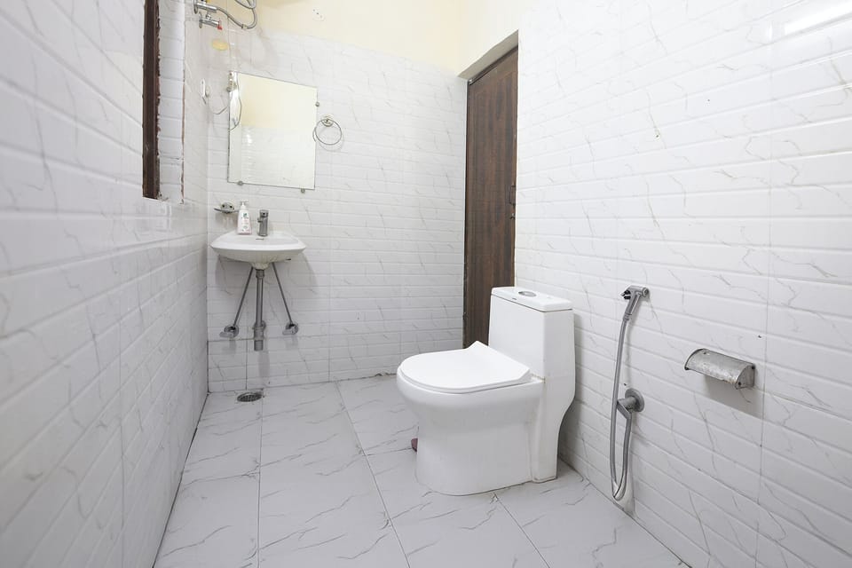 Deluxe Room | Bathroom | Shower, rainfall showerhead, free toiletries, towels