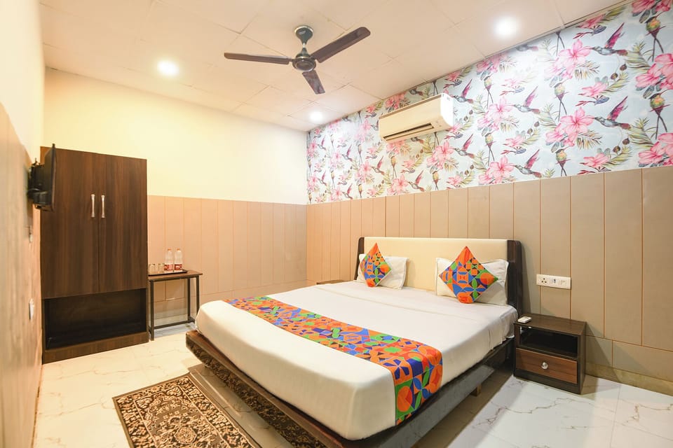 Egyptian cotton sheets, premium bedding, in-room safe, free WiFi