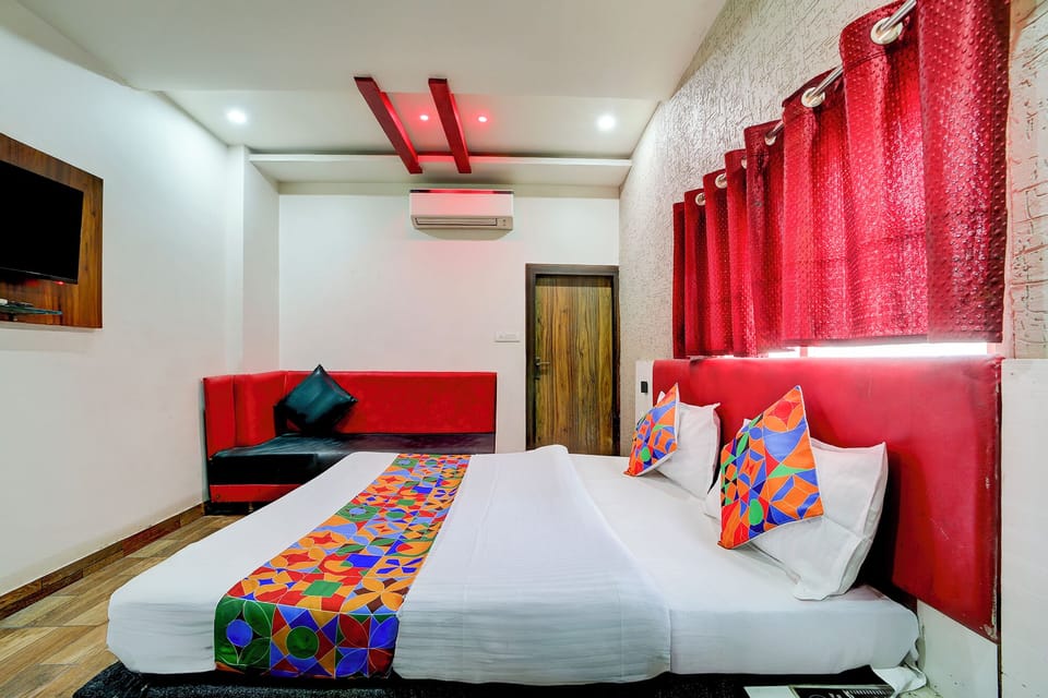 Egyptian cotton sheets, premium bedding, in-room safe, desk