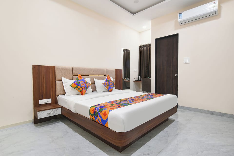 Egyptian cotton sheets, premium bedding, in-room safe, WiFi (free)