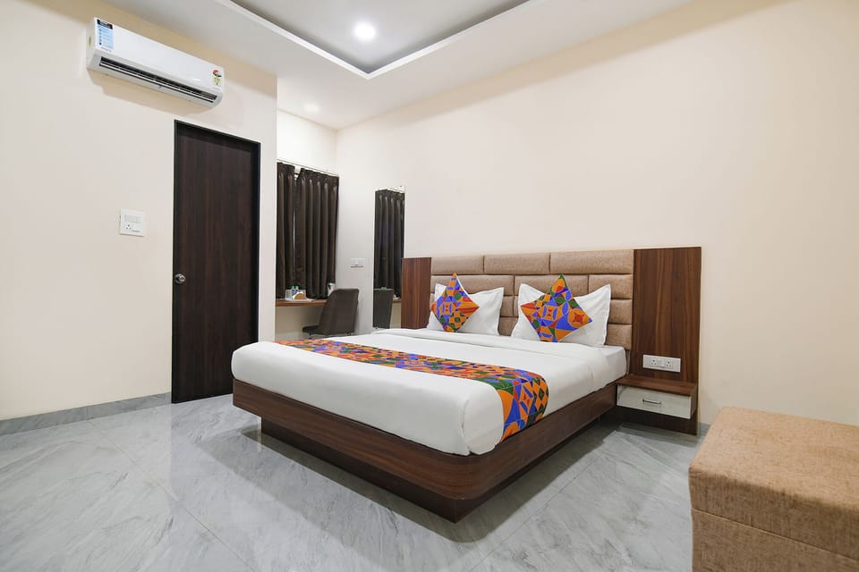 Egyptian cotton sheets, premium bedding, in-room safe, WiFi (free)