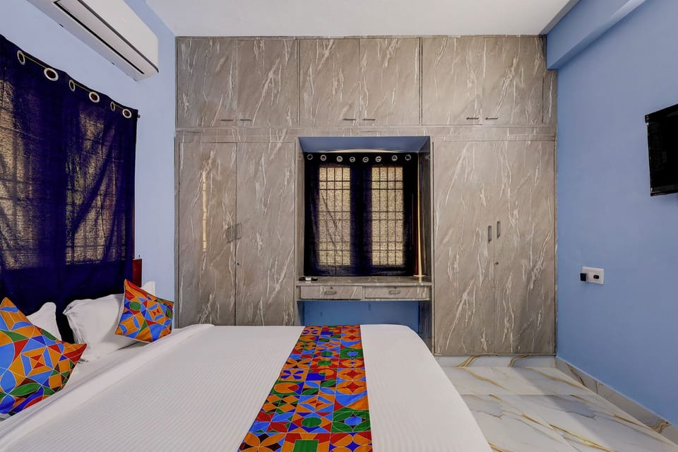 Egyptian cotton sheets, premium bedding, in-room safe, desk