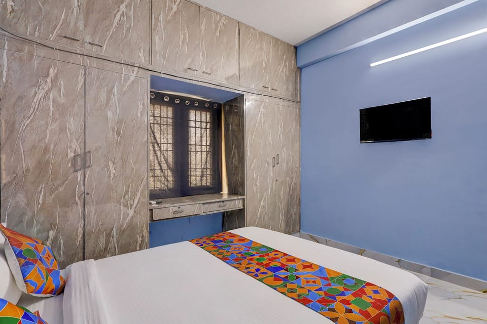 Egyptian cotton sheets, premium bedding, in-room safe, desk