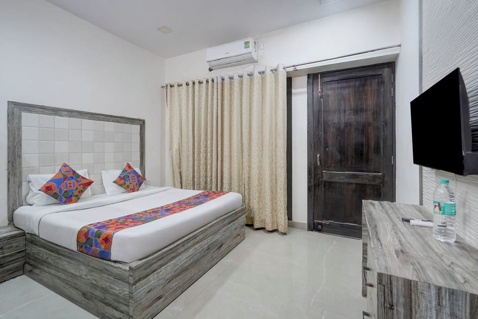 Deluxe Room | Egyptian cotton sheets, premium bedding, in-room safe, desk
