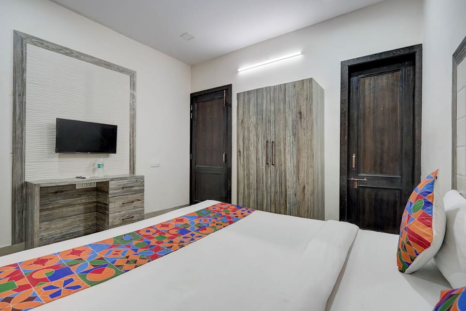 Egyptian cotton sheets, premium bedding, in-room safe, desk