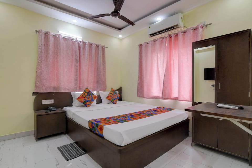 Deluxe Room | Egyptian cotton sheets, premium bedding, in-room safe, desk