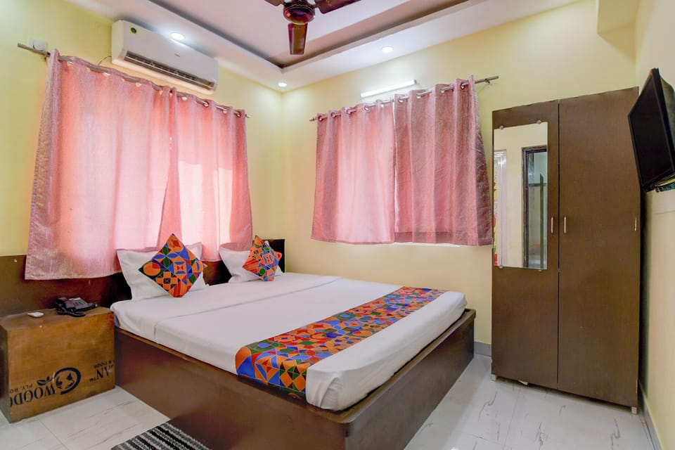 Egyptian cotton sheets, premium bedding, in-room safe, desk