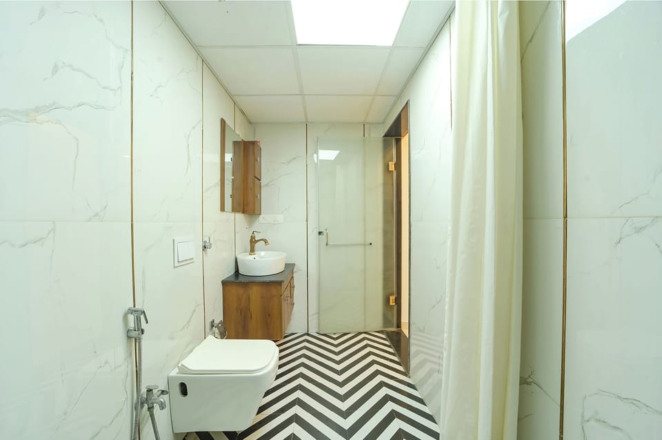 Deluxe Room | Bathroom | Shower, rainfall showerhead, free toiletries, towels