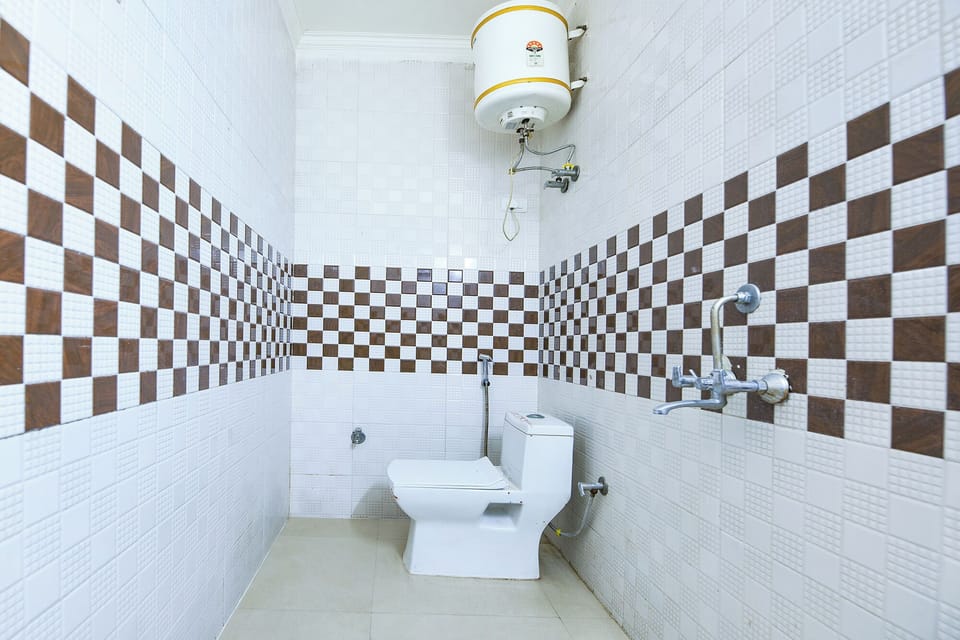 Shower, rainfall showerhead, free toiletries, towels