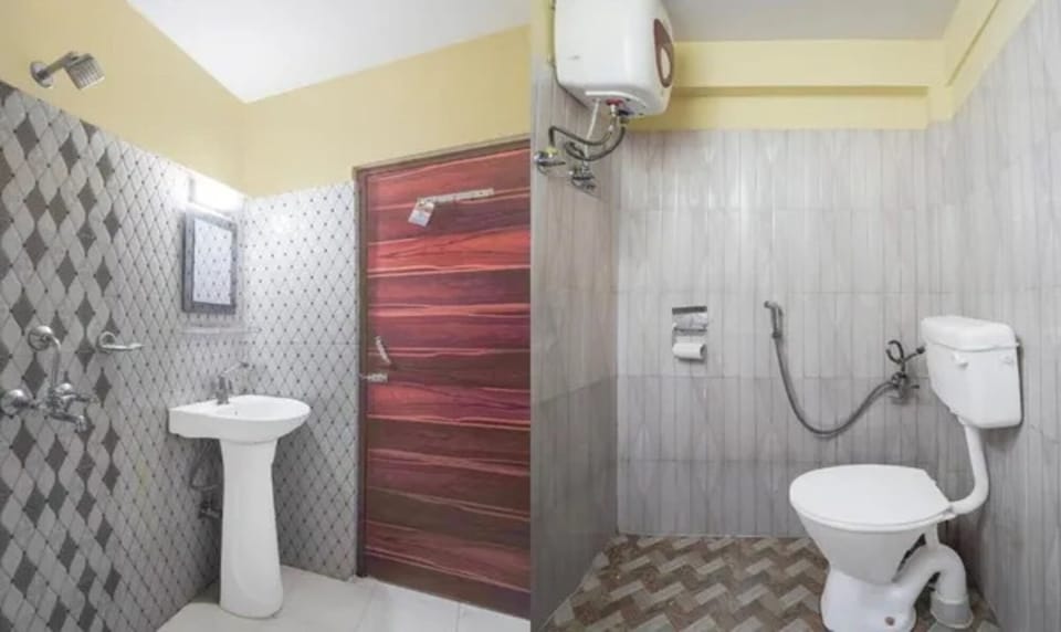 Deluxe Room | Bathroom | Shower, rainfall showerhead, free toiletries, towels