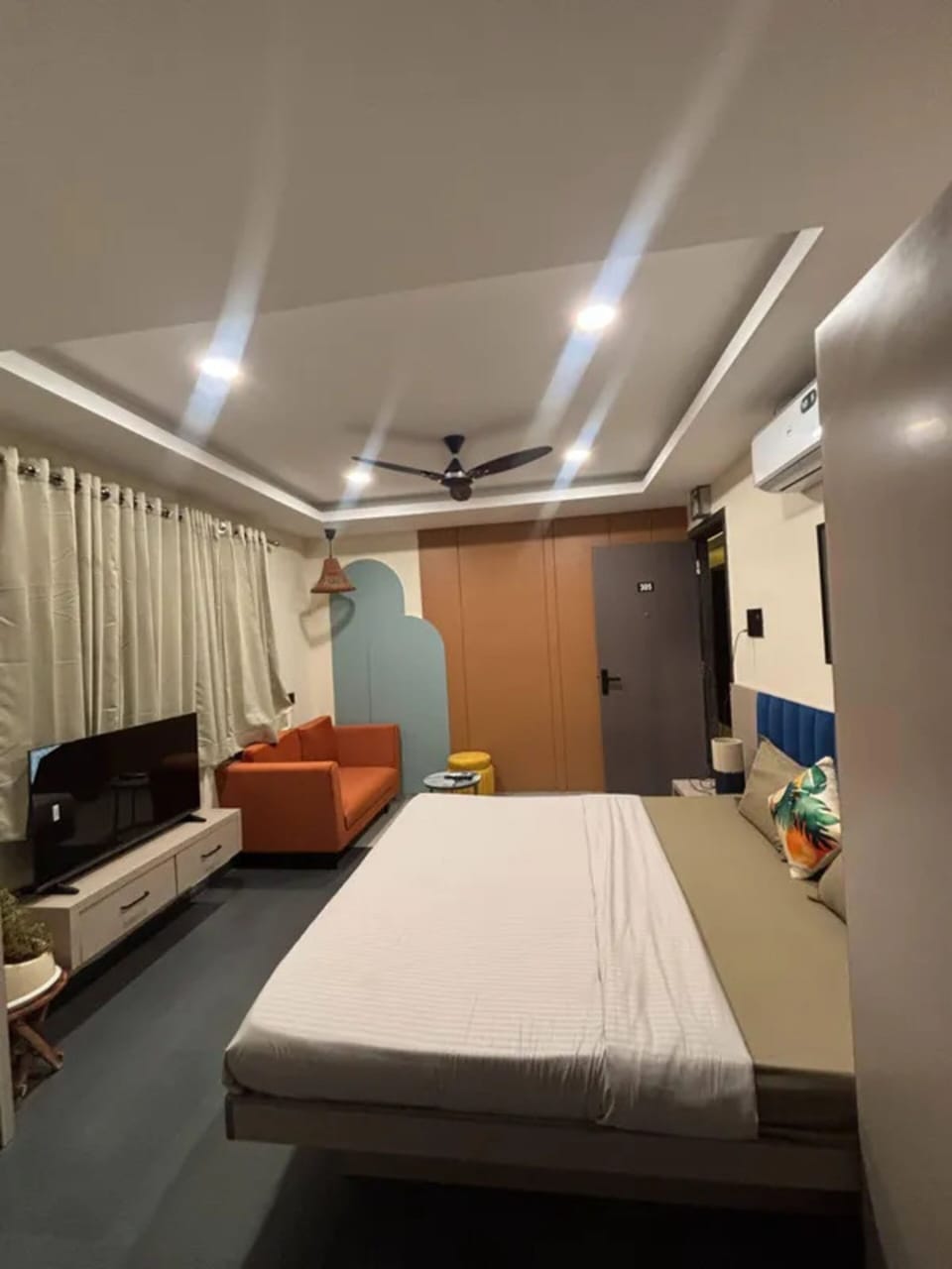 Egyptian cotton sheets, premium bedding, in-room safe, WiFi (free)