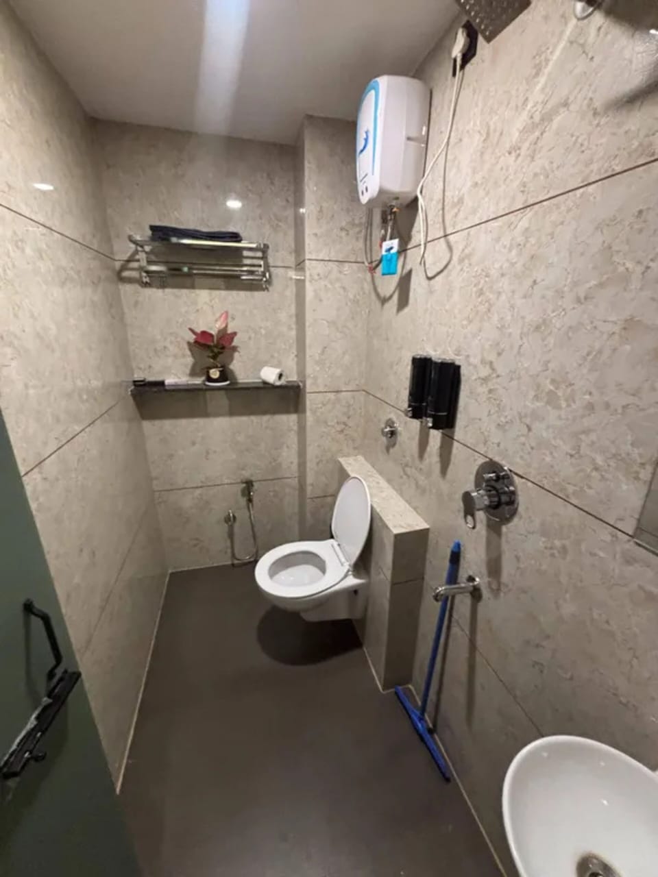 Shower, rainfall showerhead, free toiletries, towels