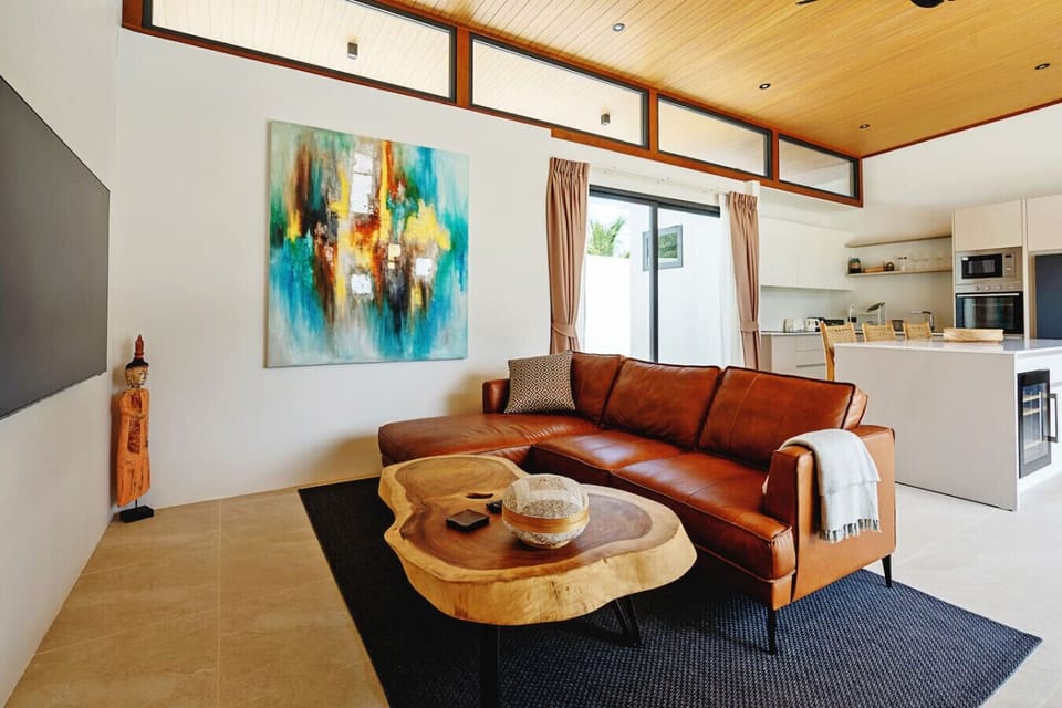 Stylish living room with comfortable seating and vibrant artwork - Relax in modern comfort
