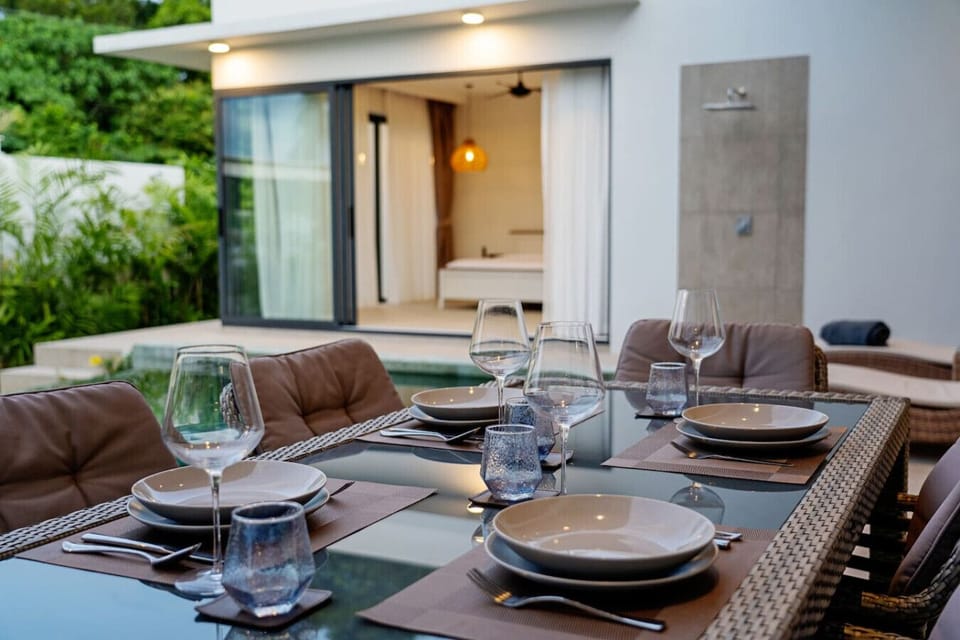 Alfresco dining area by the pool - Enjoy meals in tropical paradise setting