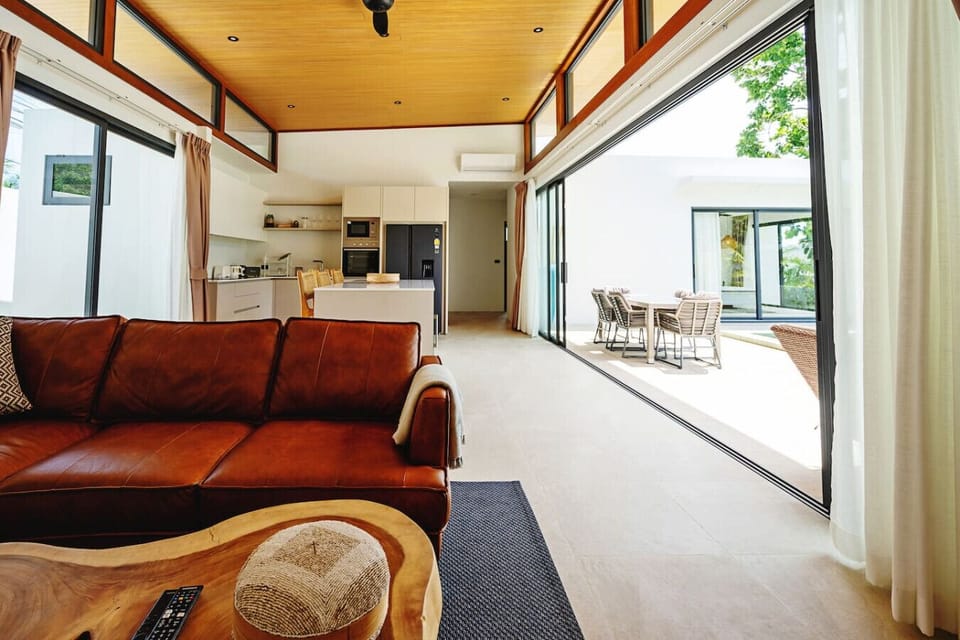 Spacious open-plan living area with modern kitchen - Perfect indoor-outdoor entertainment space