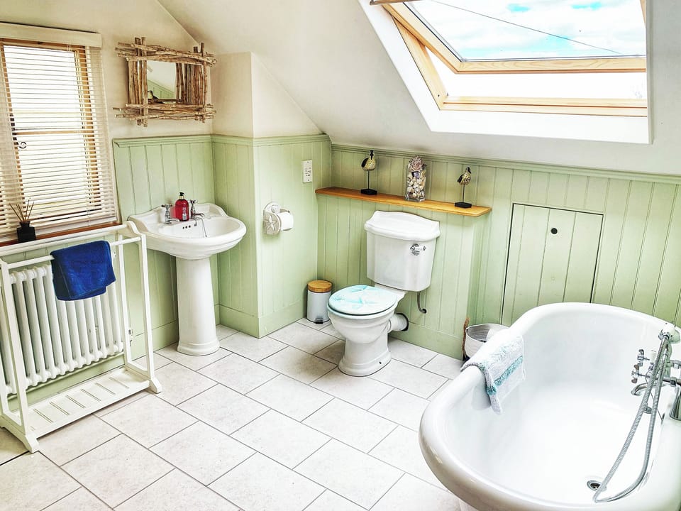 Main Bathroom | East Winds, Salcombe