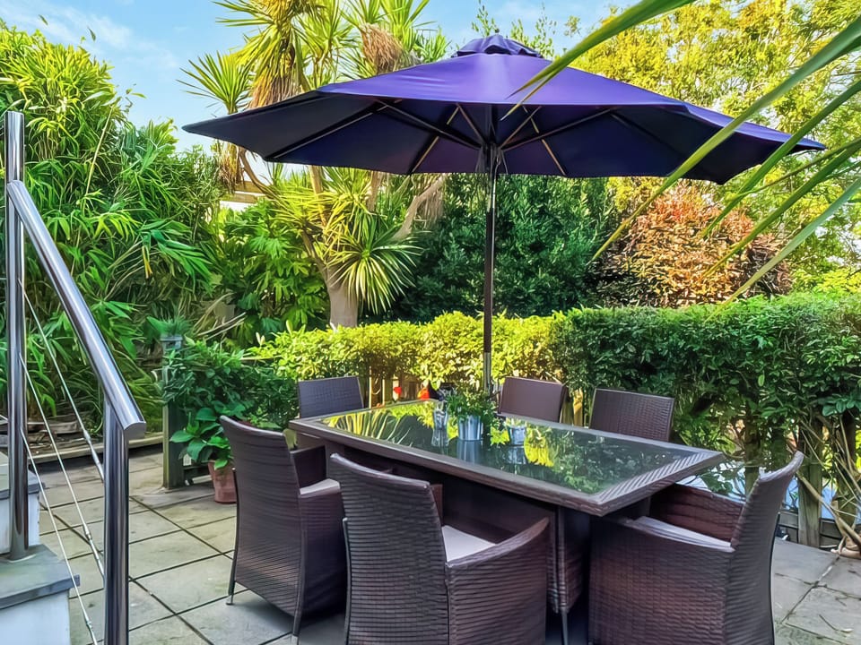 Sitting-out-area | East Winds, Salcombe