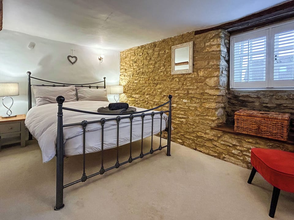 Double bedroom | Hailey Hamlet Cottage, Chipping Norton