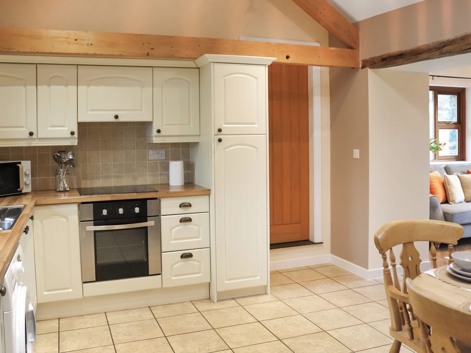 Kitchen/diner | Beudy Newydd - Llwynpenddu Isaf Holidays, Llanllechid, near Bangor