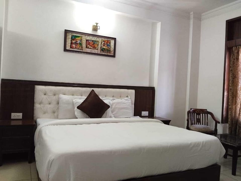 Deluxe Room | Iron/ironing board, free WiFi