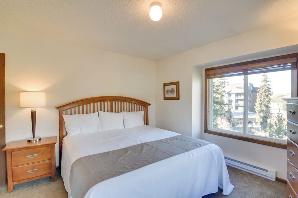 Bedroom 1 | Queen Bed | Upper Level