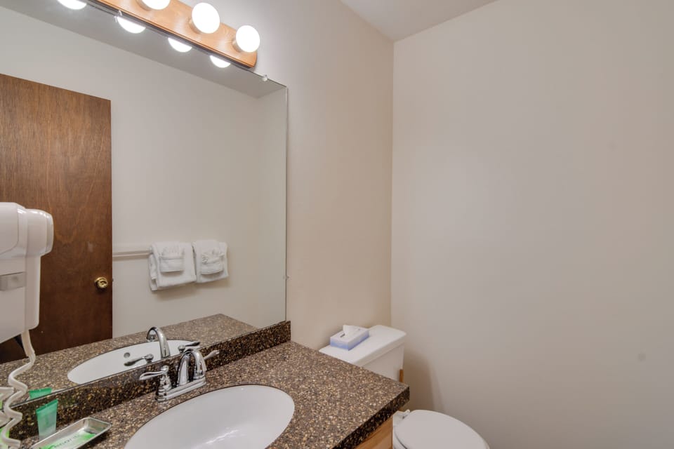 Full Bathroom | 2nd Floor | Towels Provided