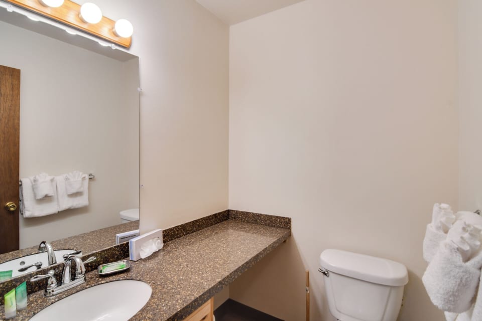 Full Bathroom | Upper Level