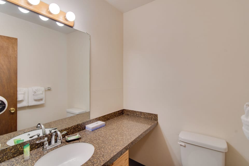 Full Bathroom | Upper Level