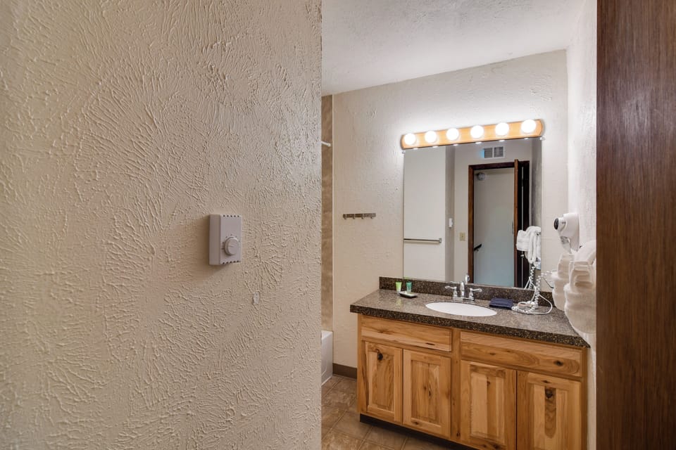 Full Bathroom | Upper Level