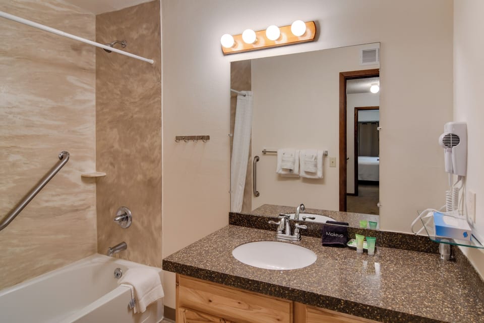 Full Bathroom | 2nd Floor | Towels Provided