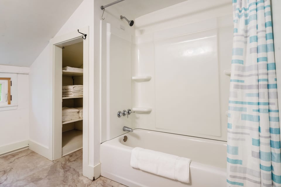 Bathroom 2.