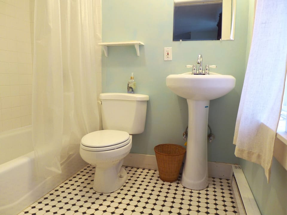 Double Room, Private Bathroom, Garden View (blue room ) | Bathroom