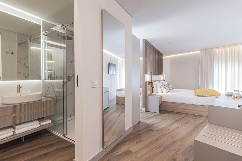 Executive Triple Room, City View | Bathroom
